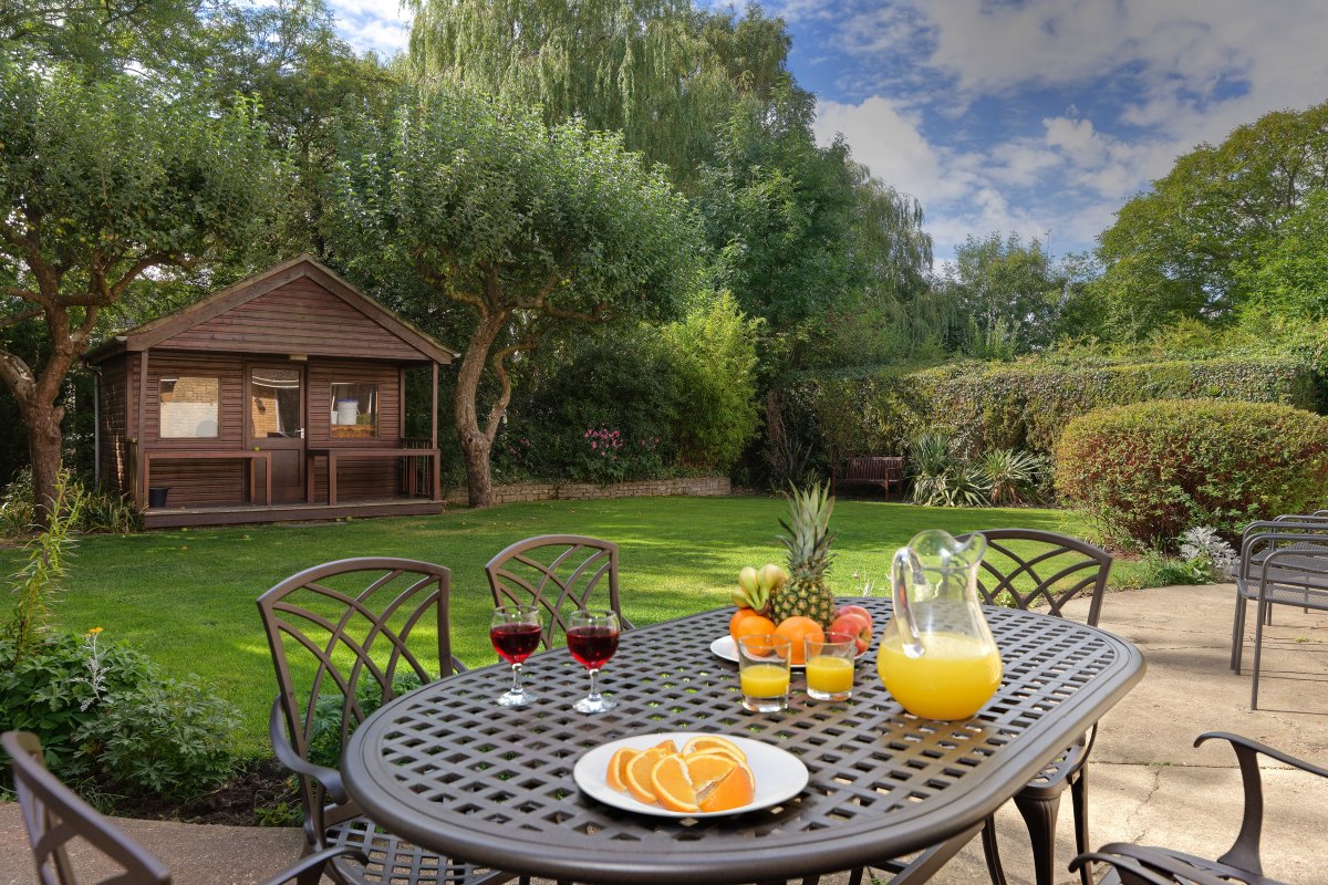 Athina Cottage Luxury Holiday House with Hot Tub, Welton