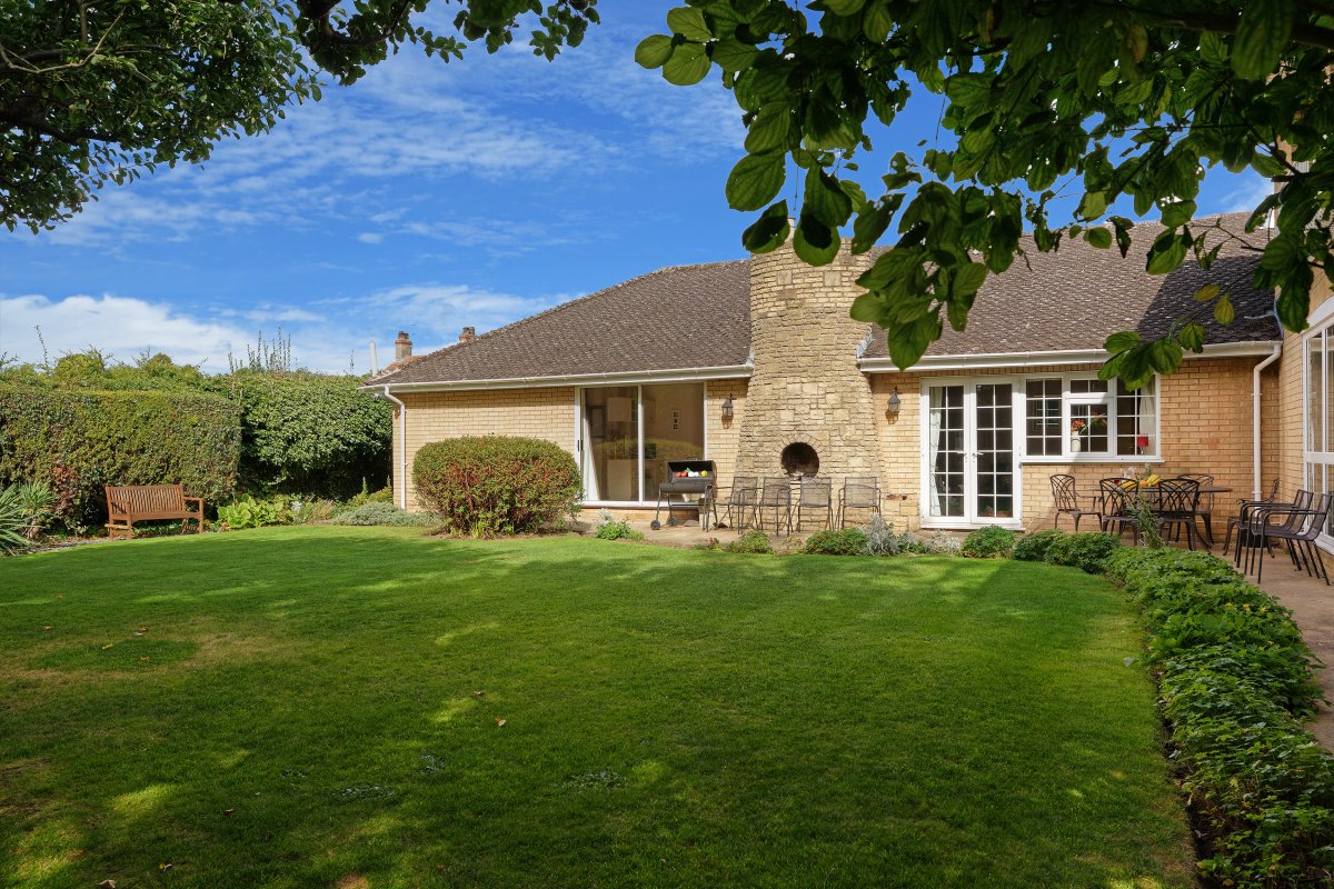 Athina Cottage Luxury Holiday House with Hot Tub, Welton