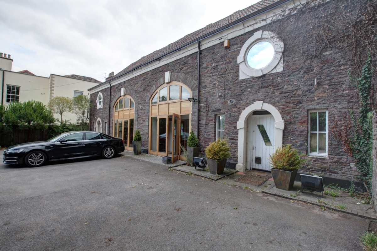 Spacious Bed and Breakfast in Hambrook Bristol