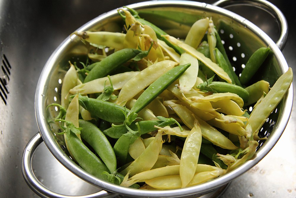 Pasta with sugar snaps, mangetout peas and soft goat cheese grown to cook