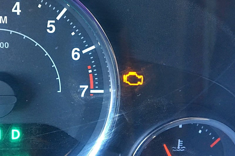 Jeep Engine Light: Symptoms & Solution | Mechanic Guide