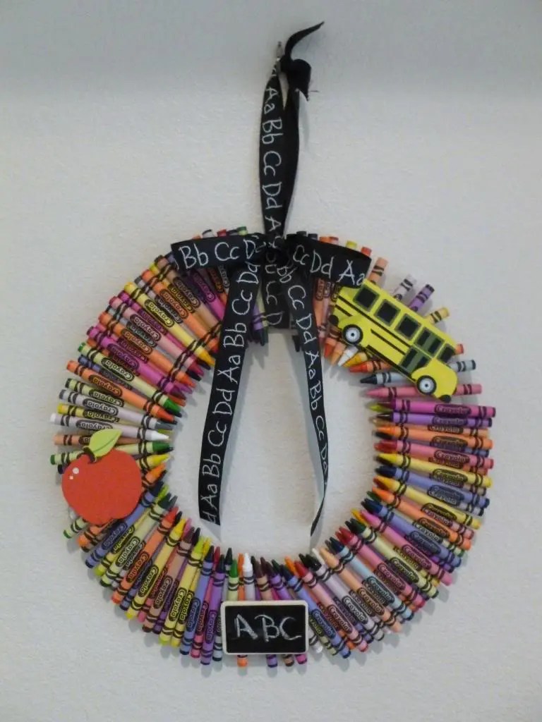 12 Cool Ways to Make a Crayon Wreath Guide Patterns