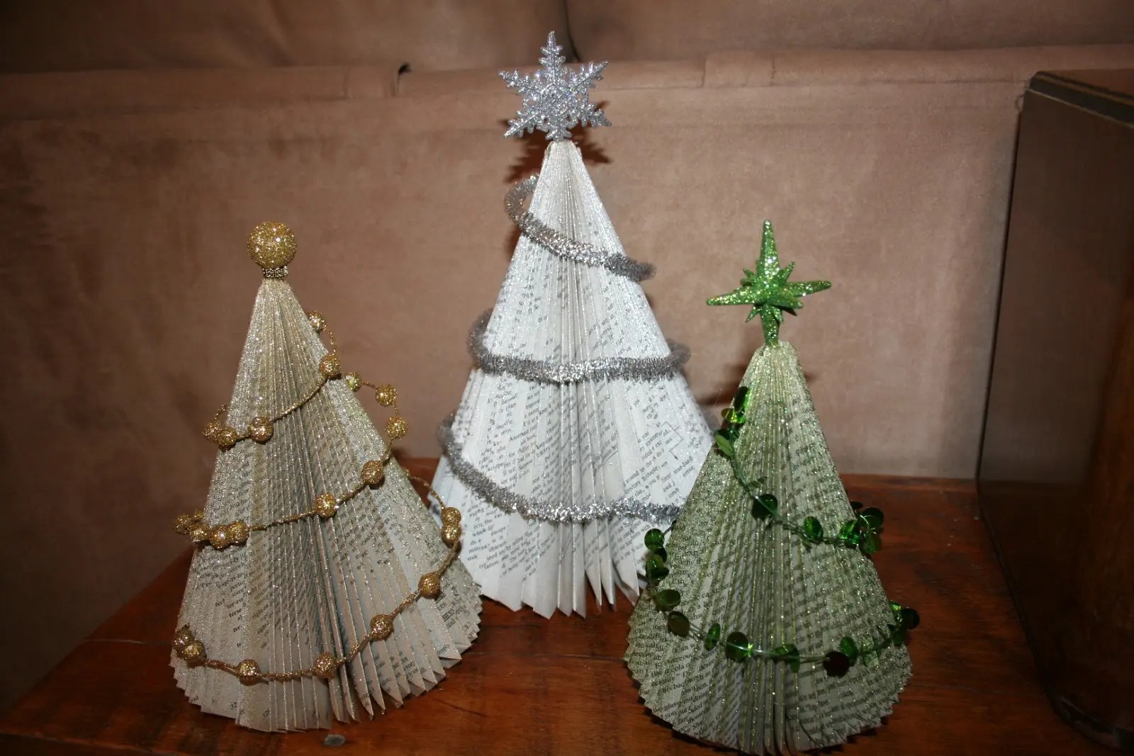 17 DIY Instructions and Ideas to Make a Christmas Tree with Books