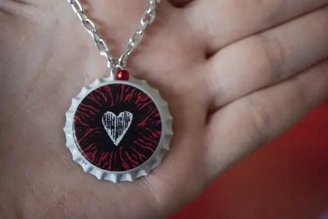 How to Make Bottle Cap Necklaces 25 DIYs Guide Patterns