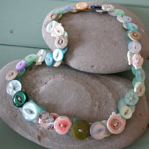 How to Make a Button Necklace 22 Tutorials Guide Patterns
