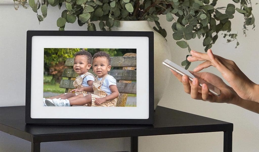 Aura Carver vs. Skylight Which Digital Photo Frame Is Better Guiding