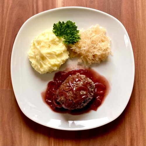 Leberknödel mit Zwiebelsoße, Kartoffelpüree und Sauerkraut gut