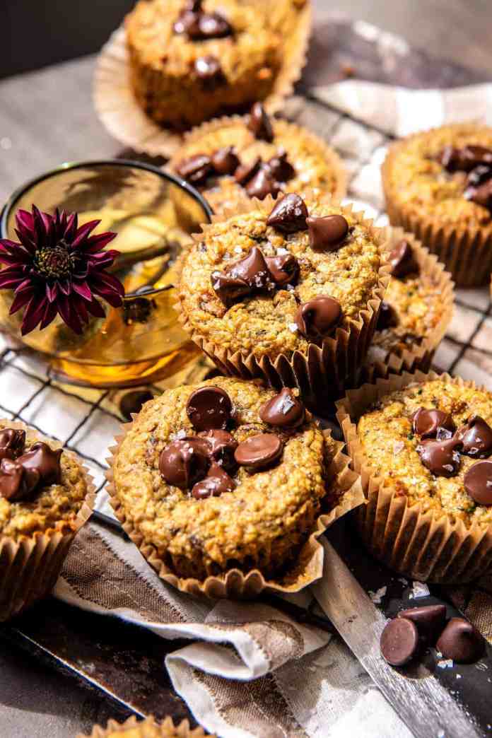 Licuadora muffins de avena con chispas de chocolate de calabacín.