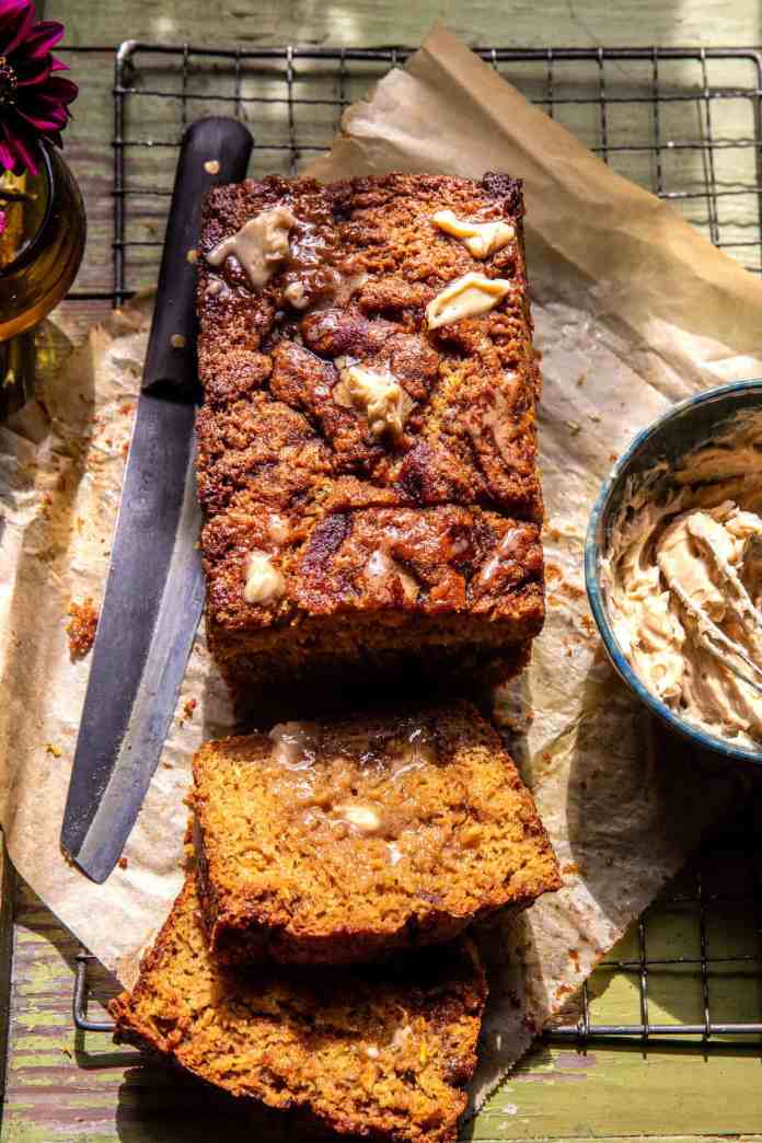 Pan fácil de calabacín de mantequilla de manzana.