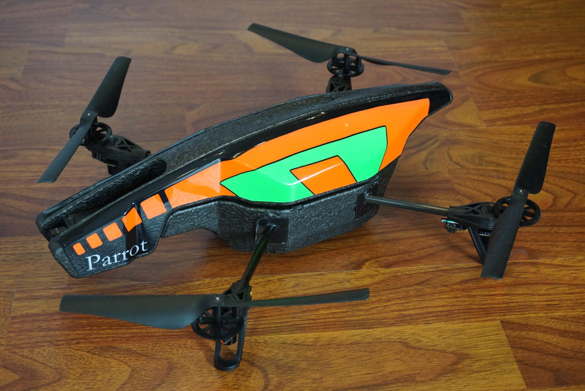 Fly Parrot AR Drone 2.0 for a Unique Flying Experience Half Chrome