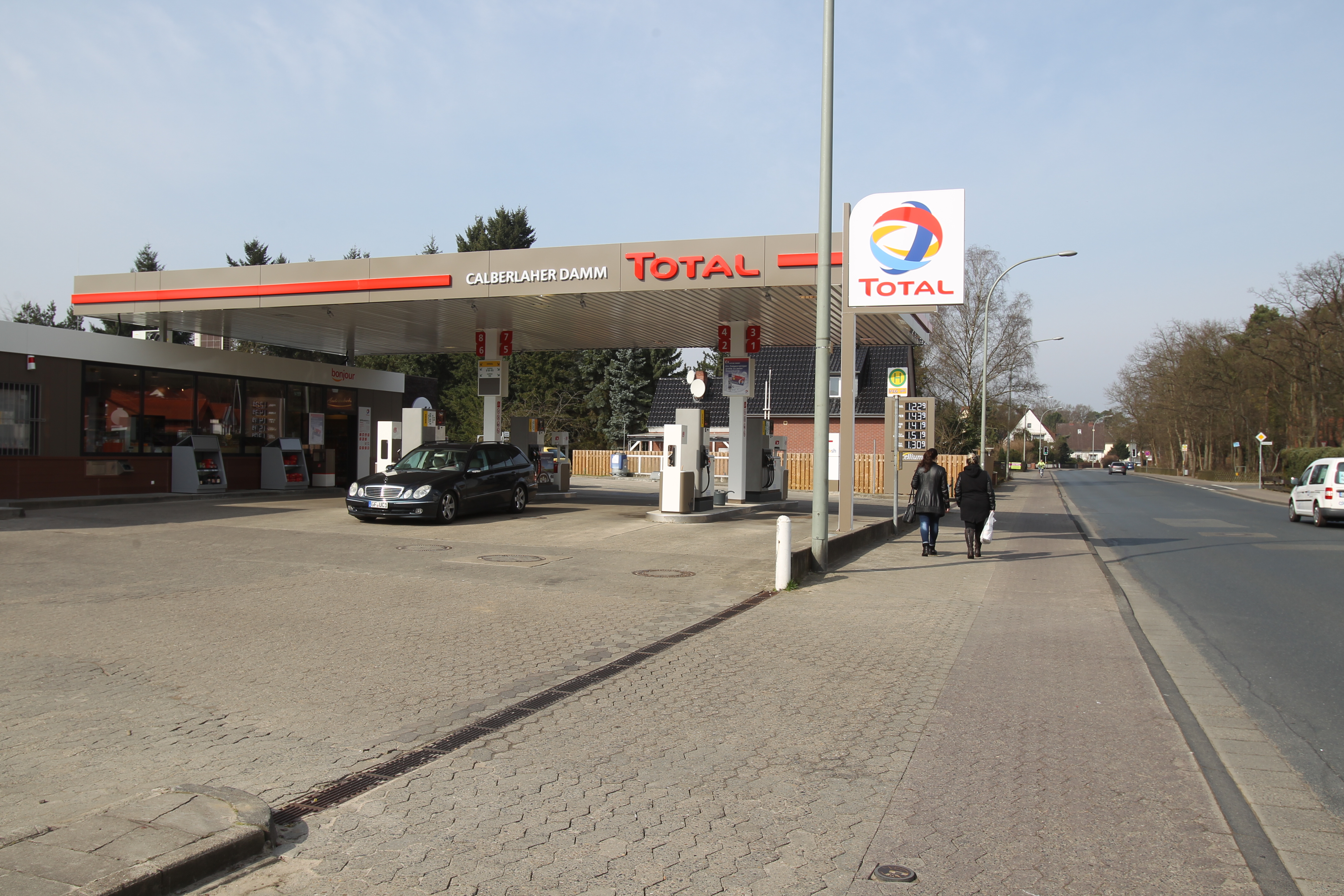 Total Tankstelle Außenansicht, Photowerk (cc) Hallo Wochenende