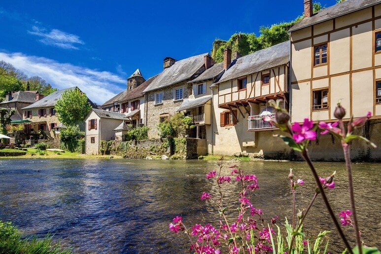 An Expat’s Guide to Buying Property in France (2023)