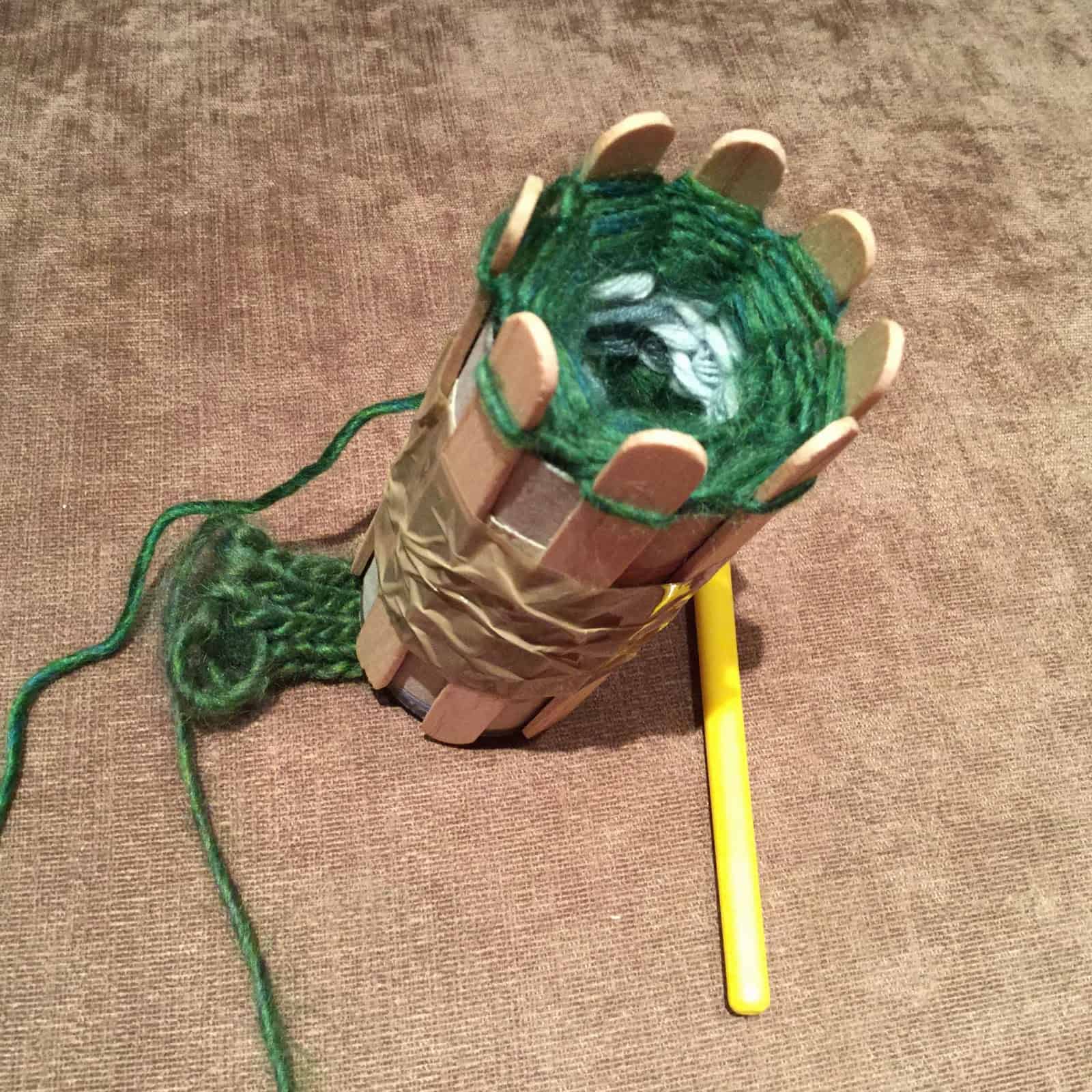 Upcycling Strickrolle (Strickliesel) aus Karton und Holzstäbchen