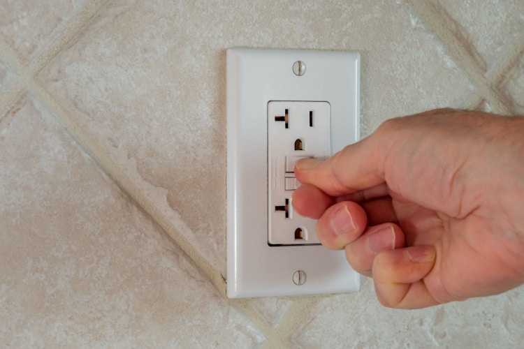 4 Ways to Test a GFCI Outlet