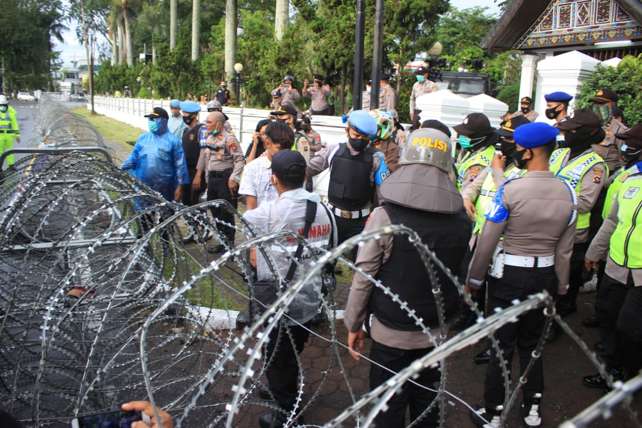 Kawat Berduri Masih Jadi Pagar DPRD Sumbar, Aksi Kamisan