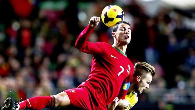 Aksi Sundulan Kepala dalam Sepak Bola Ancam Kesehatan Otak Harapan