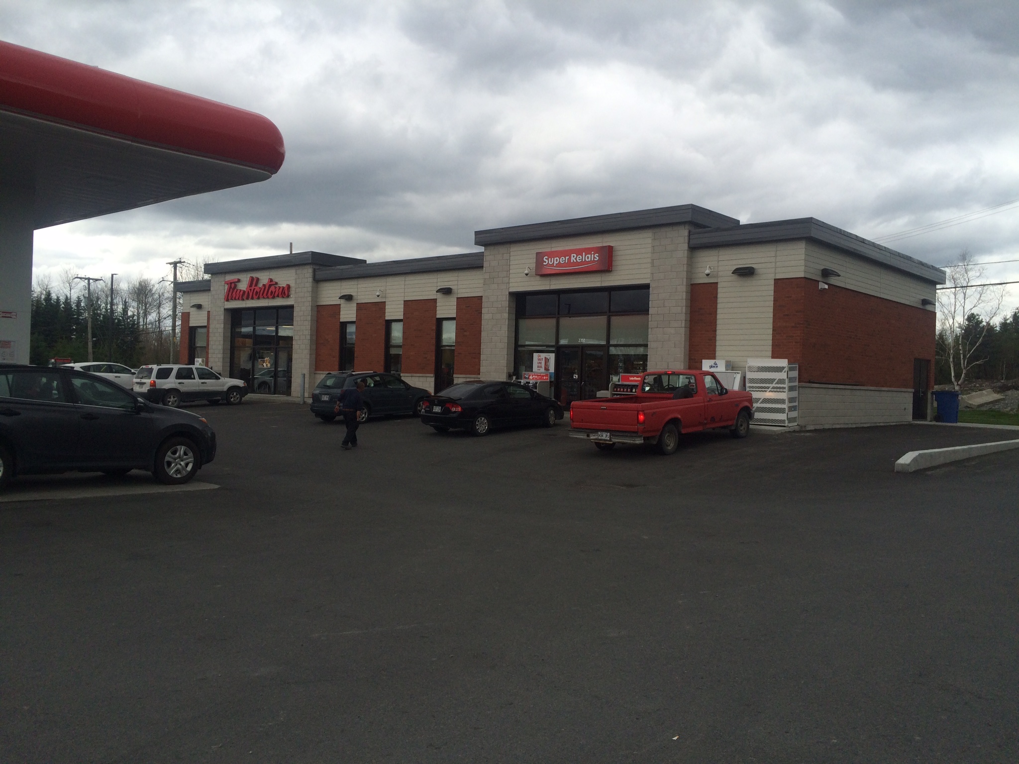 Stationservice et Tim Hortons sur la rue Saguenay à RouynNoranda