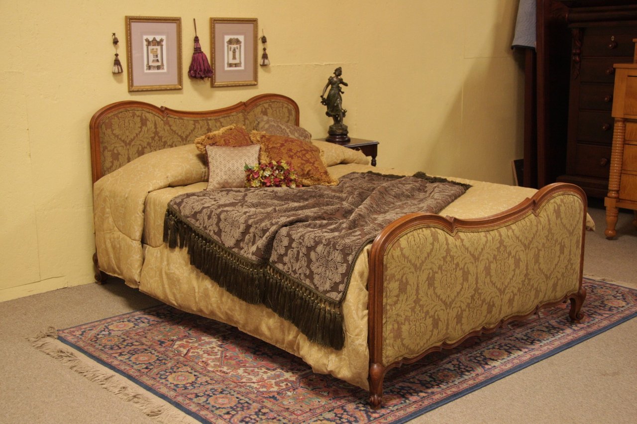 Country French Oak Queen Bed