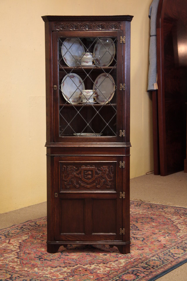 Oak Carved Corner Leaded Glass & Crest 1925