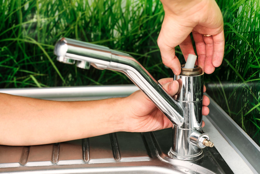 Festsitzende Wasserhahnmutter lösen » Effektive Methoden & Tipps