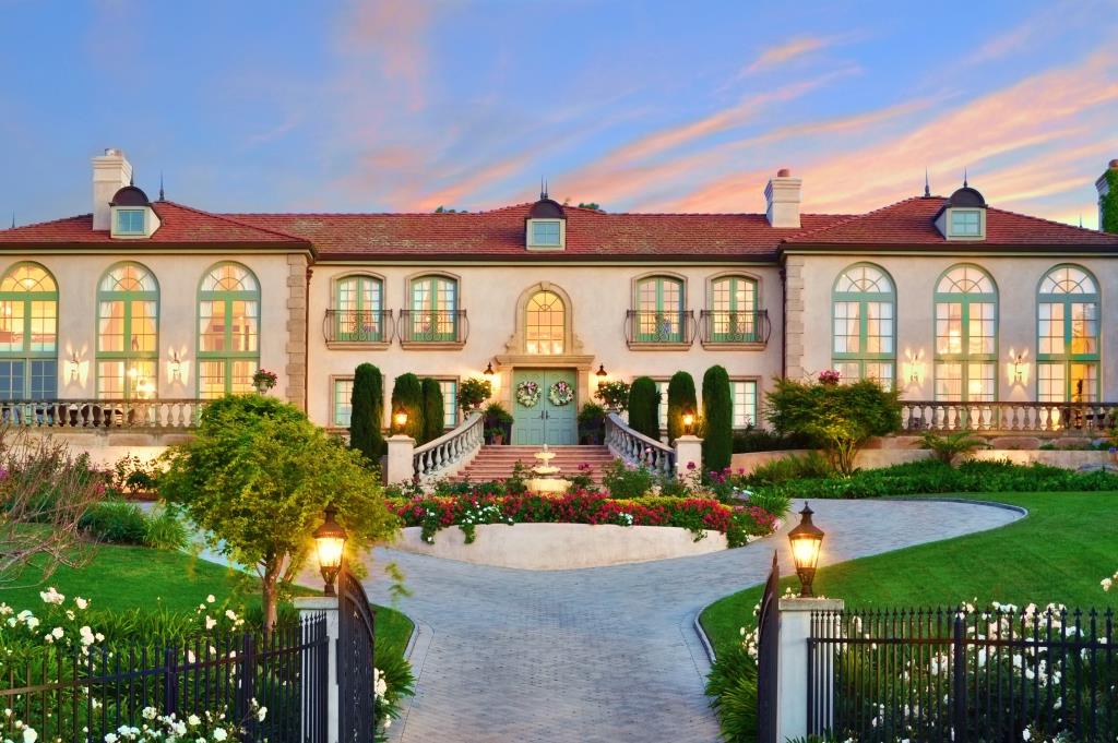 Versailles on the Hill Grand Mansion with Family Warmth