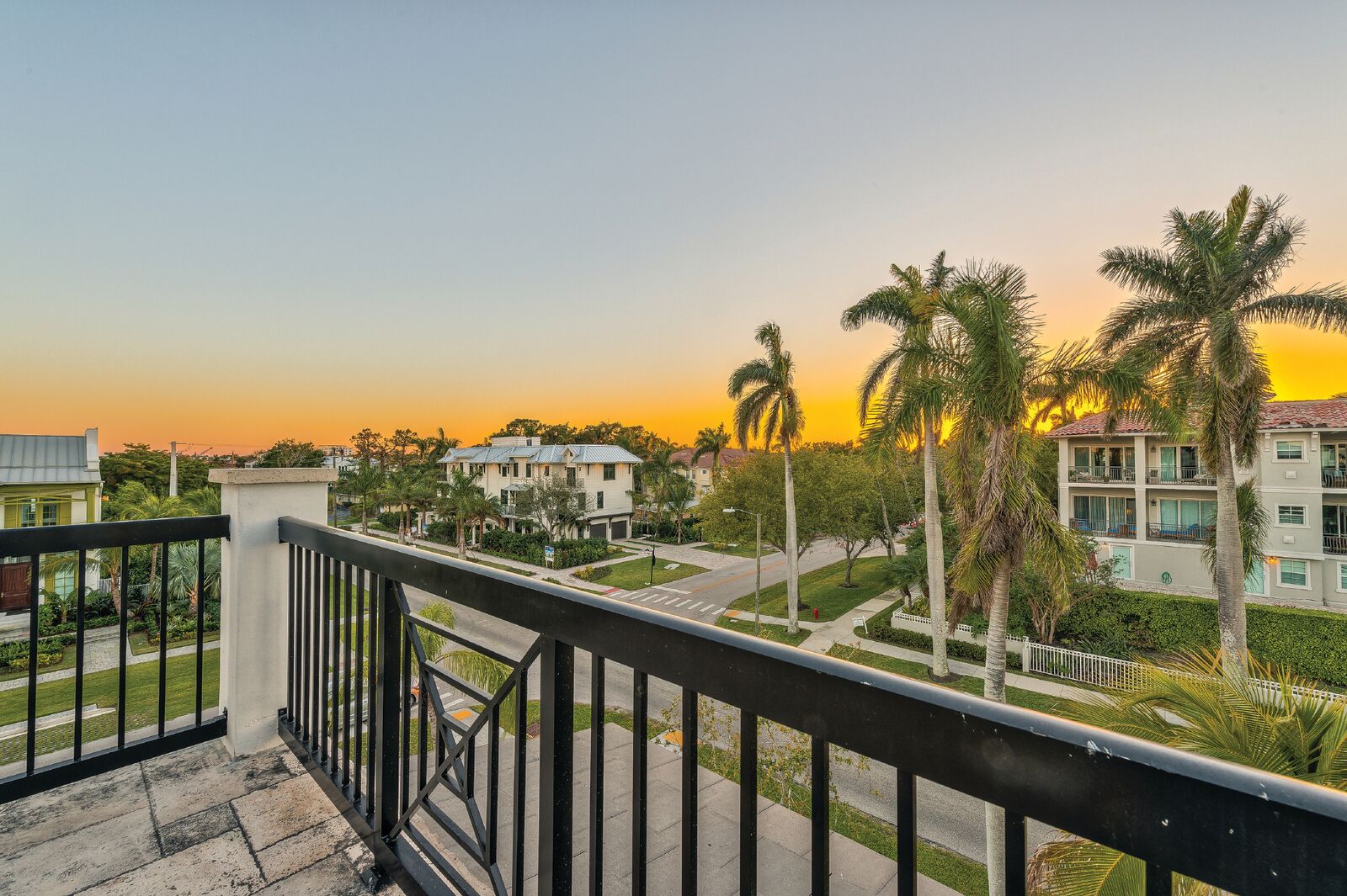 Exclusive Penthouse And Condo Units In Prestigious Olde Naples, FL