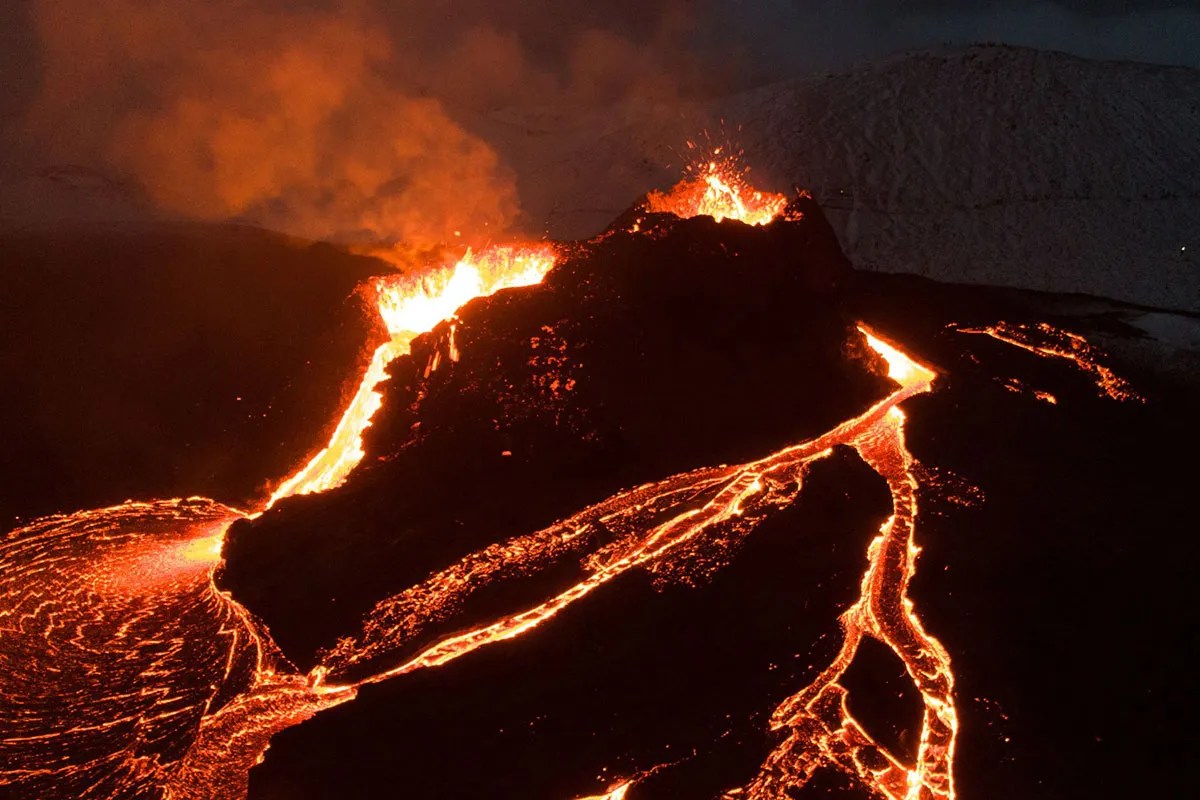 The Gentle Giants How Shield Volcanoes Form The Hawaiian Islands