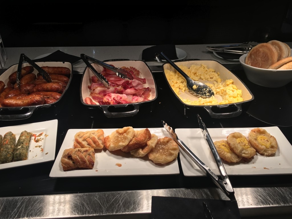 Review the Club Aspire lounge at Heathrow Airport Terminal 3