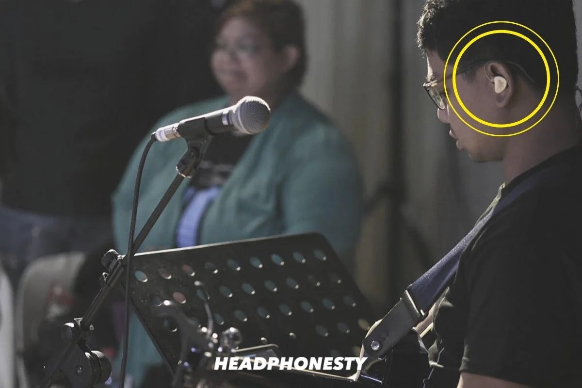 Why Do Singers Wear Earpieces When Performing? Headphonesty