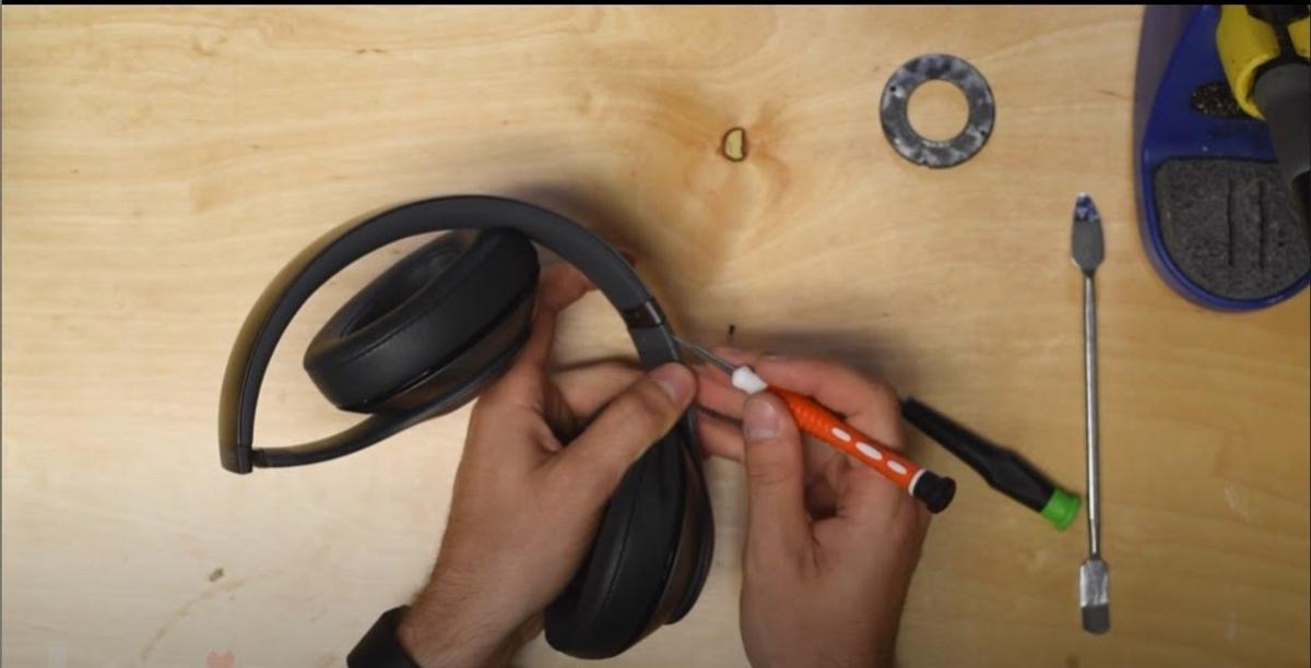 How to Change Batteries in Beats [Ultimate Guide] Headphonesty