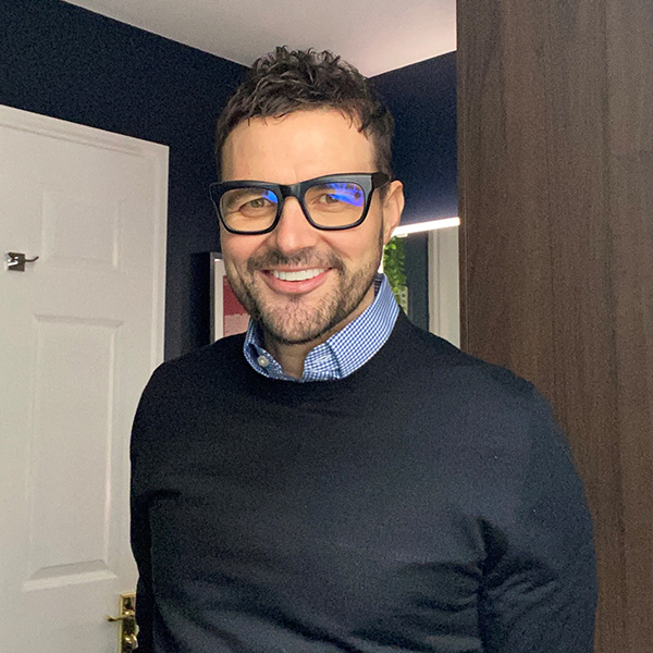 How to Take Amazing LinkedIn Headshots That Stand Out