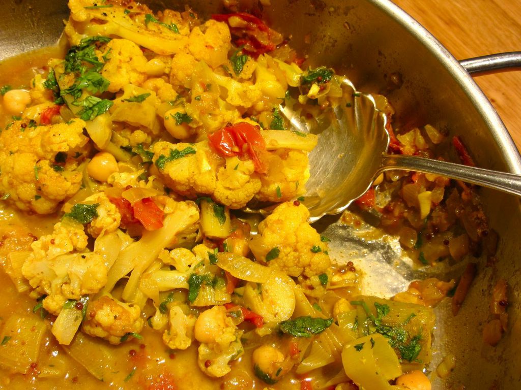 Robin Ellis Cauliflower Leek and Chickpea Curry Healthista