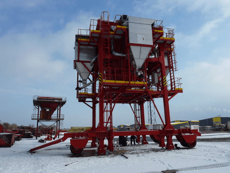 Mobile hopper for temporary storage or feeding N.M. Heilig