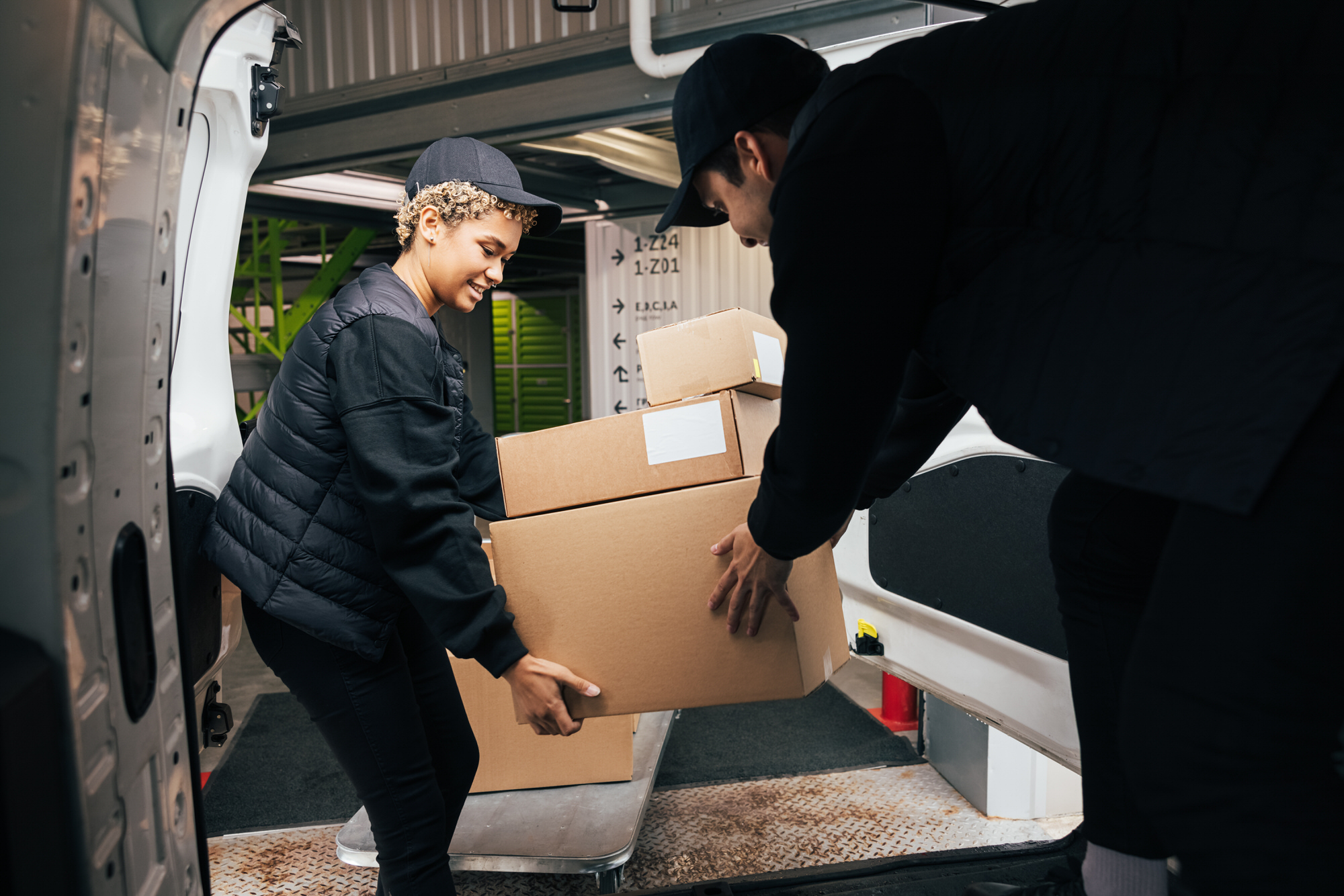 Vom Chaos zur Ordnung Kosten für das Entrümpeln des Kellers im Überblick HeimHelden®