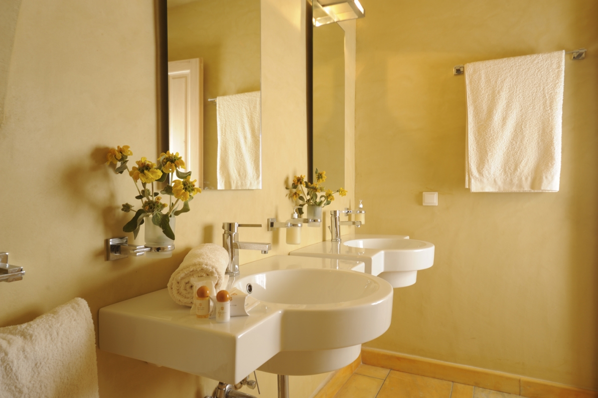 En-suite bathroom in the ground floor