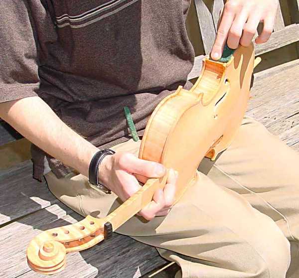 Violin Varnishing