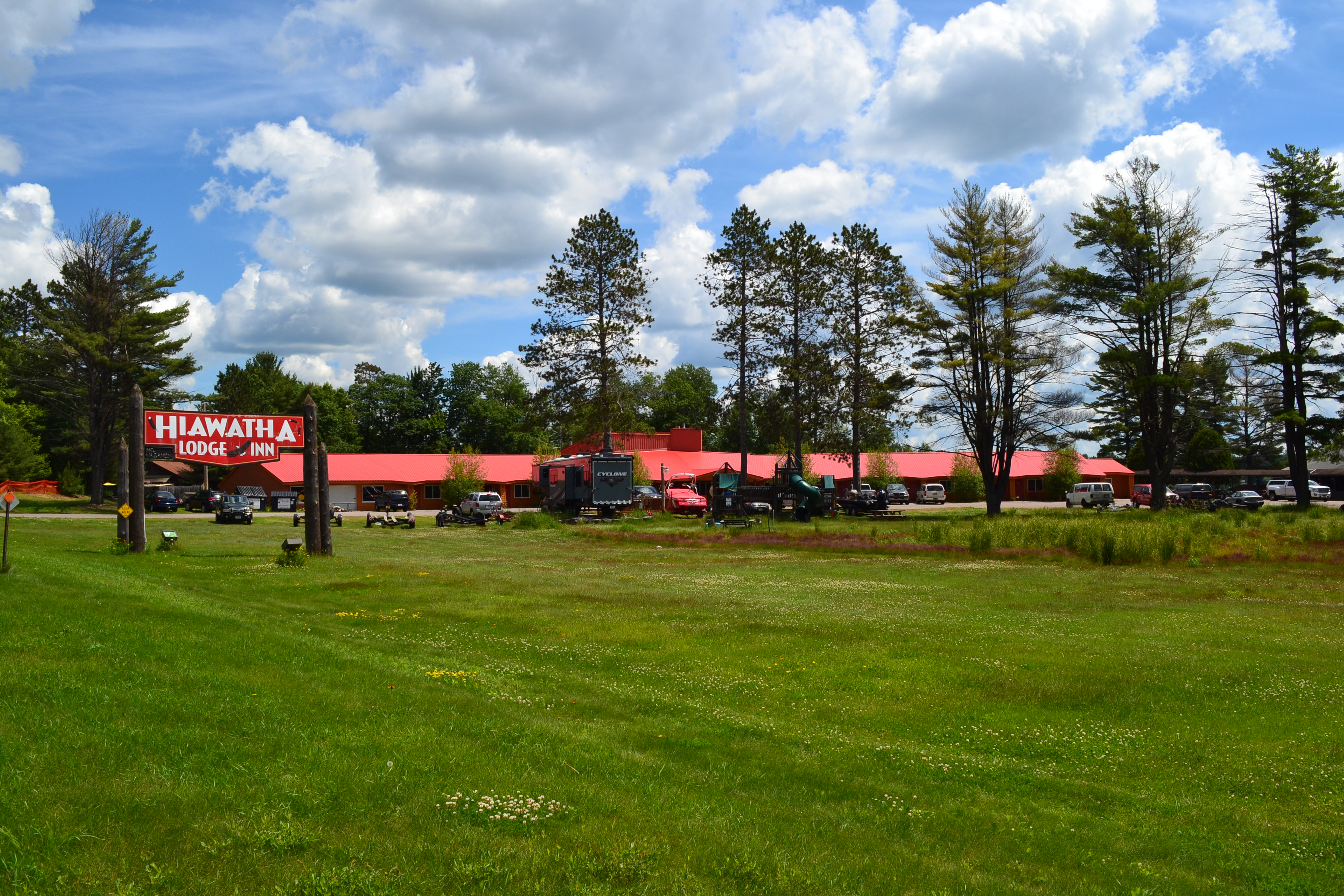 Lodging Hiawatha Lodge & Inn