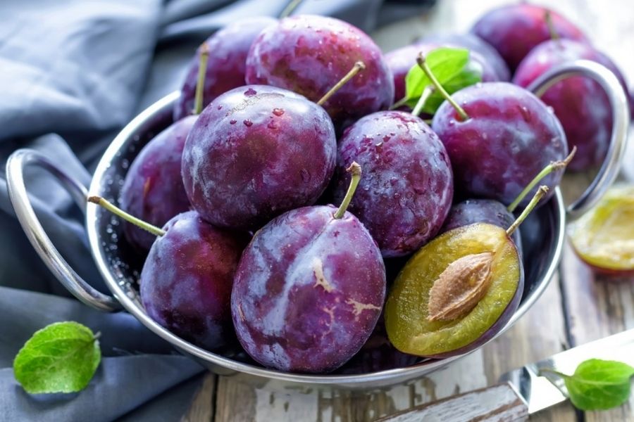 Plums Benefits, Nutritional Facts, Side Effects and How to Use High