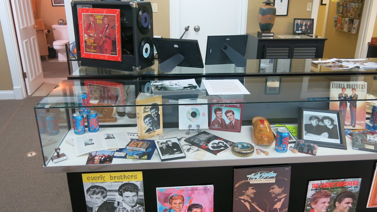 3. Everly Showcase Displays