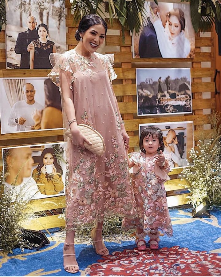 12+ Inspirasi Baju Couple Mama dan Anak yang Nggak Harus Sama Persis. Tetap  Cantik, Manis nan Modis – Hipwee Young Mom