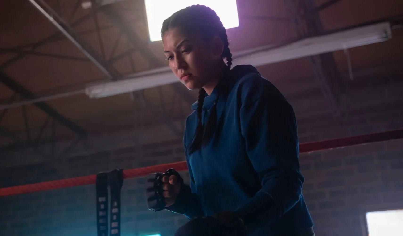 Does Hawkeye actor Alaqua Cox have a prosthetic leg in real life?