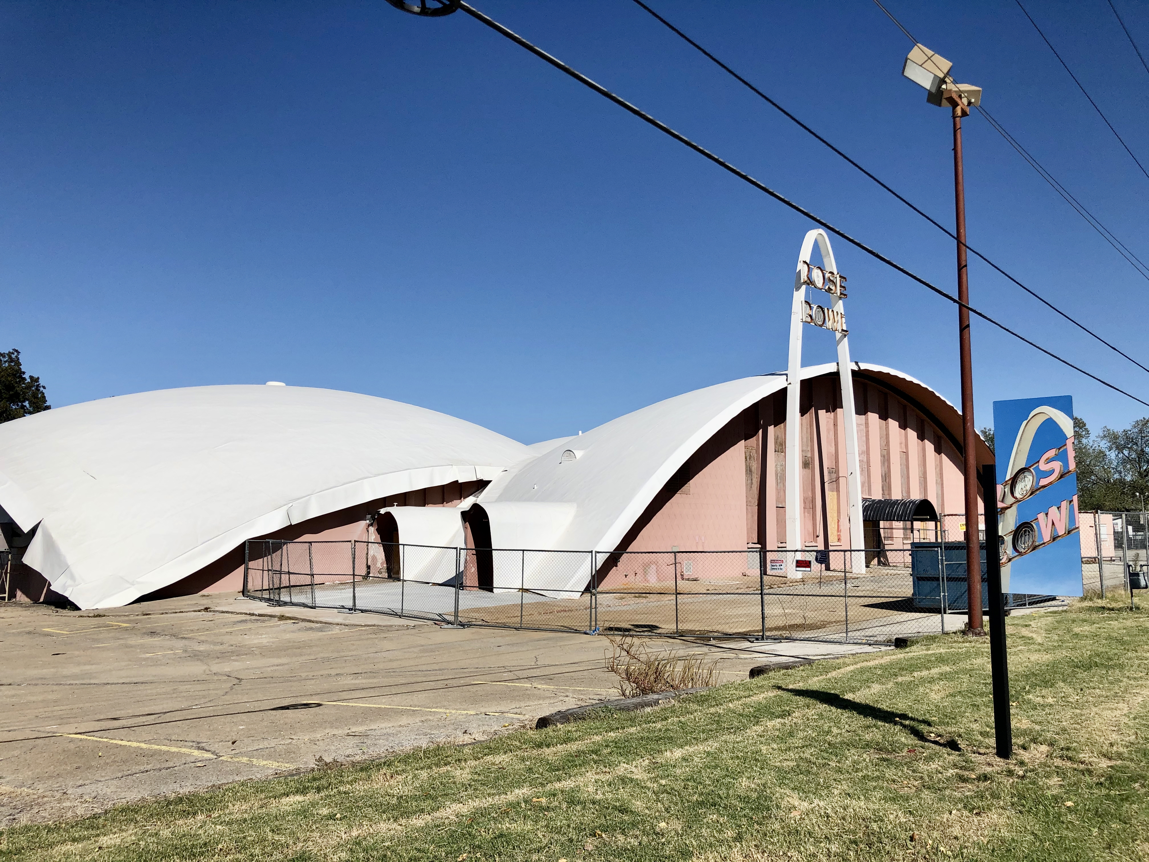 Photo The former Rose Bowl Lanes and marker.