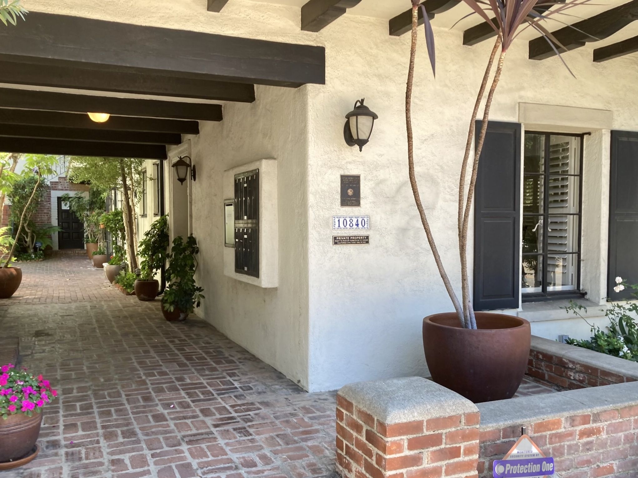 Photo Courtyard Apartment Complex Marker