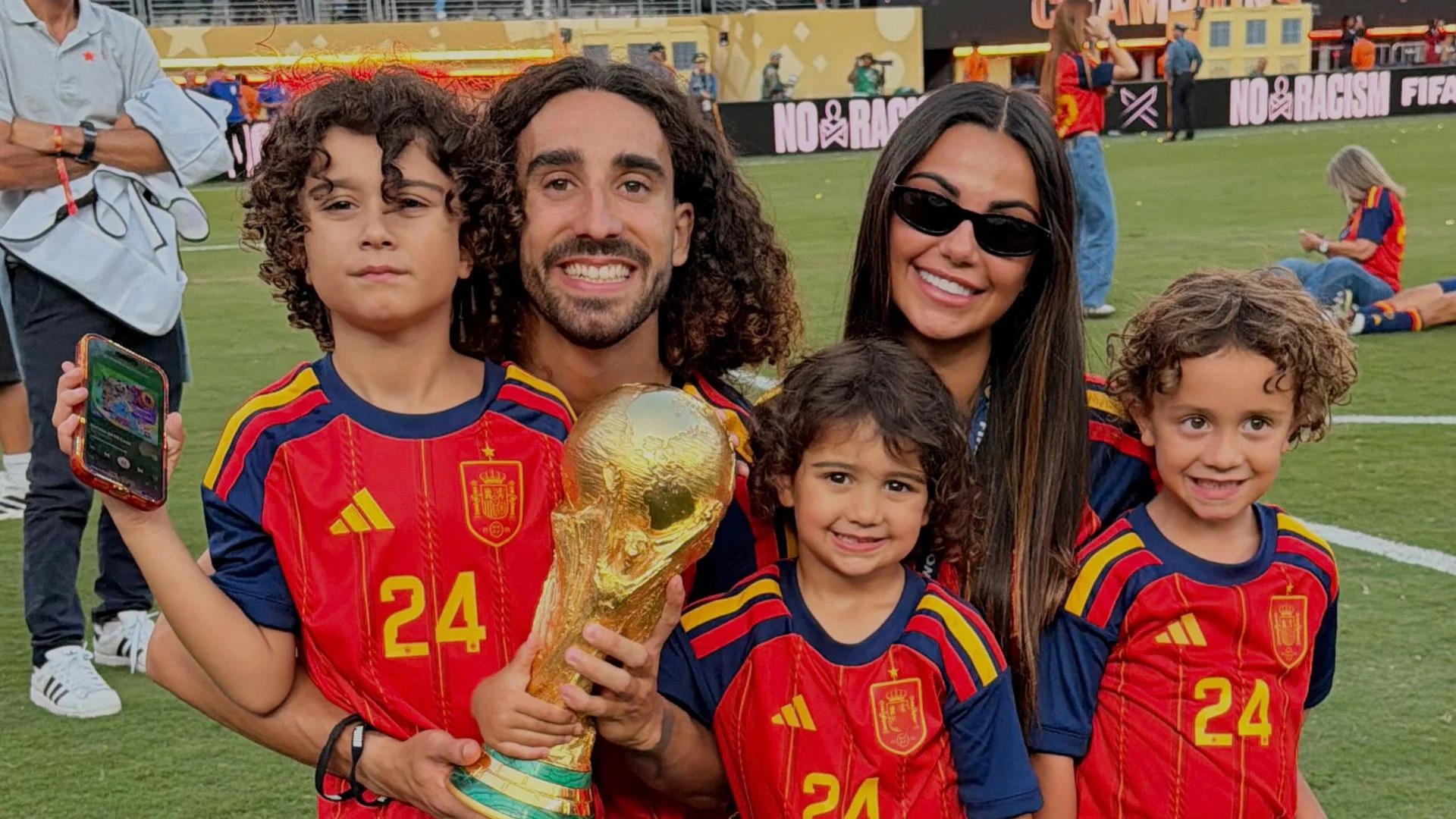 Marc Cucurella celebra la victoria de España en el campo con su pareja, sus hijos y el Mundial de 2026