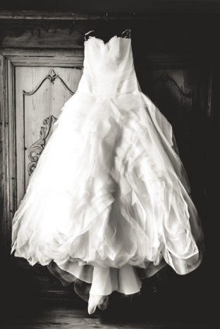 Warum erfüllen sie ihn nicht, indem sie durch unsere vorschläge für hochzeitskleid stöbern. Brautkleid 10 Mythen Und Brauche Hochzeitsfotograf Holger Blechschmidt Fotograf