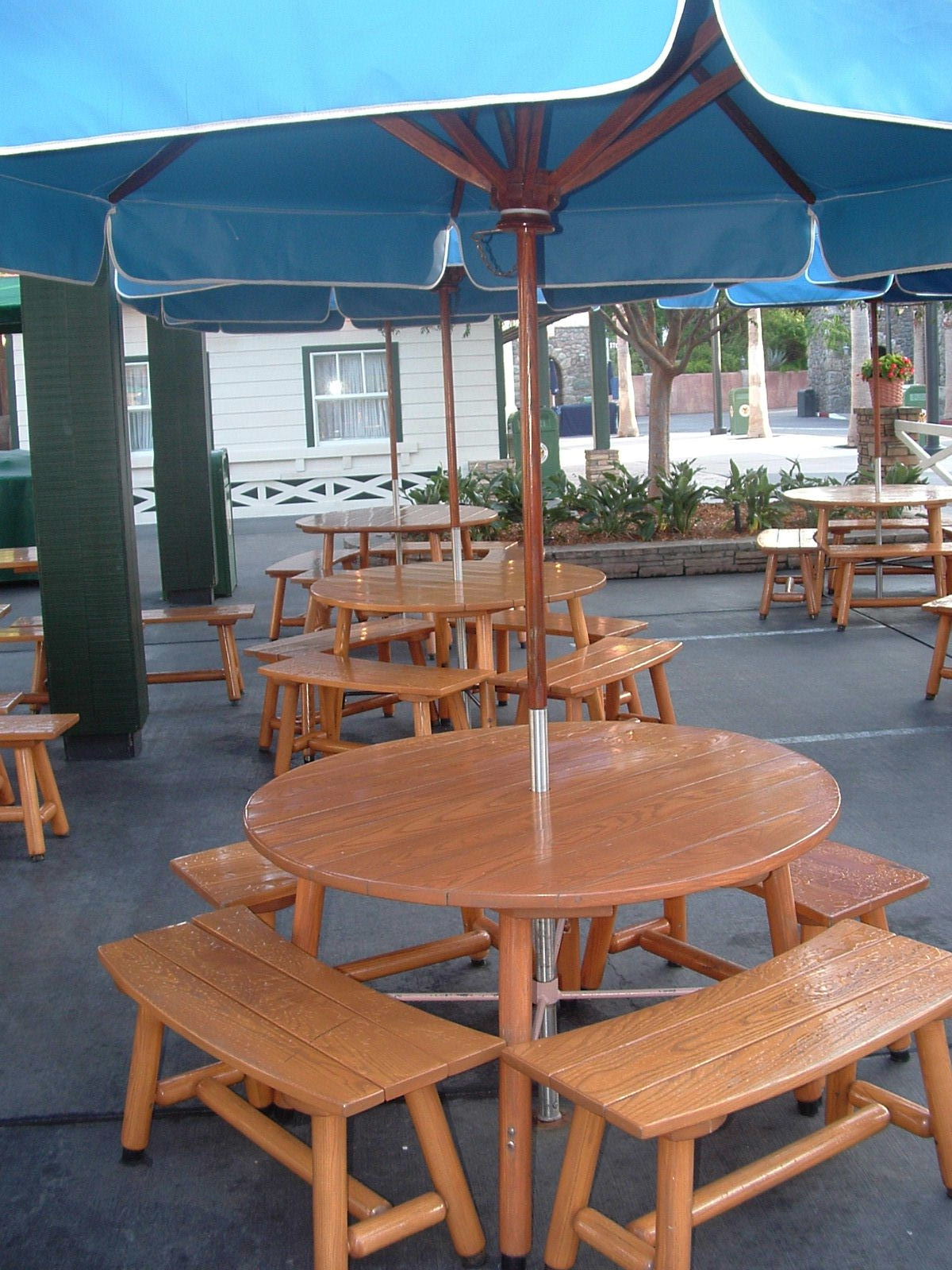 3648 Round Outdoor Wooden Table American Holtzkraft