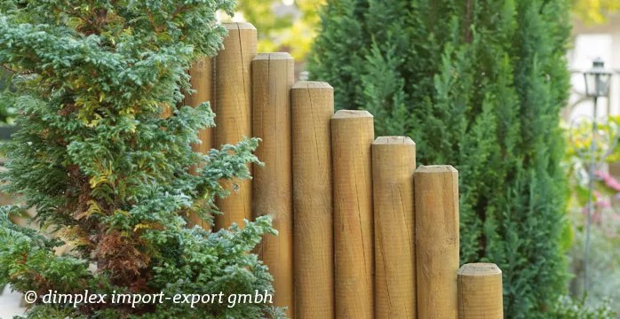 Holzwand oder Beeteinfassung aus Palisaden