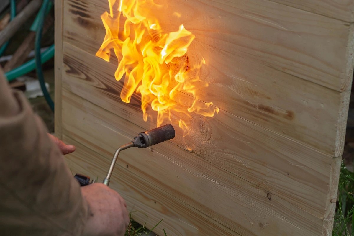 Abflammen Von Holz - Verlängerung Der Lebensdauer Und Verbesserung Des Aussehens Von Holz Für Ein Paar Cent! - Holzfarben Hahn
