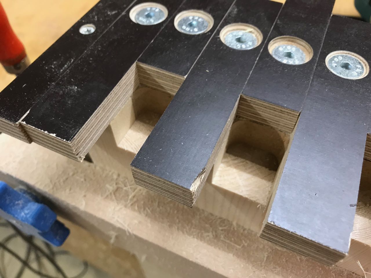 Fingerzinken mit der Oberfräse Frässchablone selbstgebaut Holz und Leim