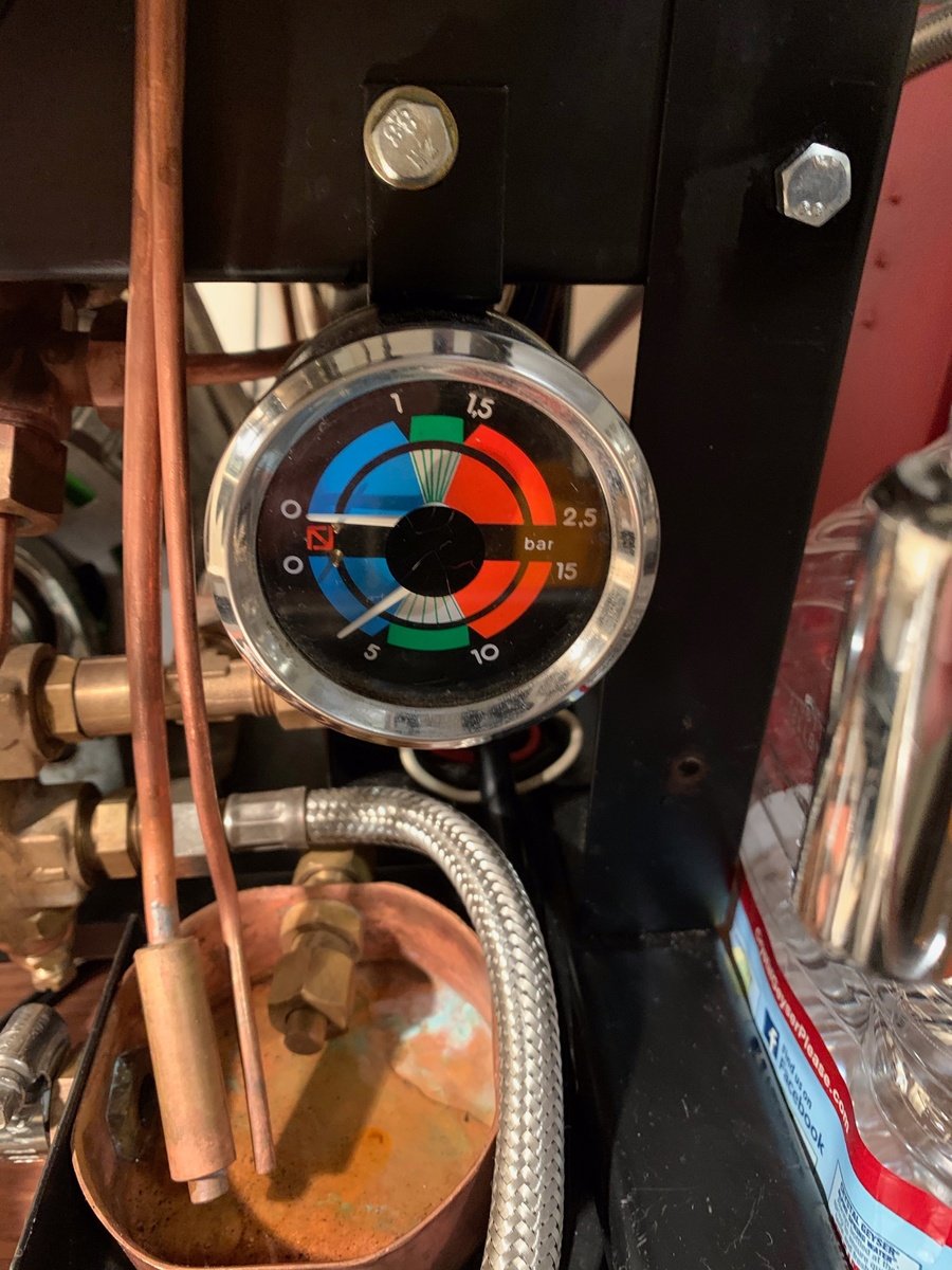 Pump pressure gauge stays on 4 bar while espresso machine idle
